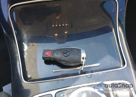 2015 Mercedes-Benz C 300 4Matic z USA, uszkodzony, nr VIN 55SWF4KBXFU022045